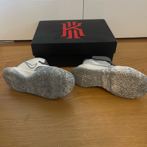 Kyrie 7 SE boys sneakers size 12 - Picture 3 of 5